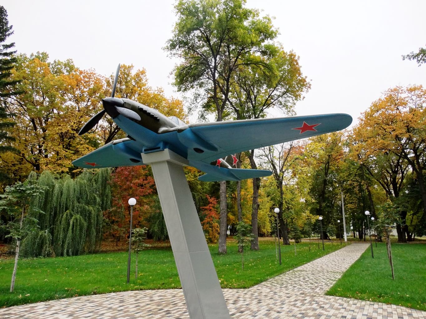 Памятник самолету-штурмовику Ил-2 на территории АО «Салют»
